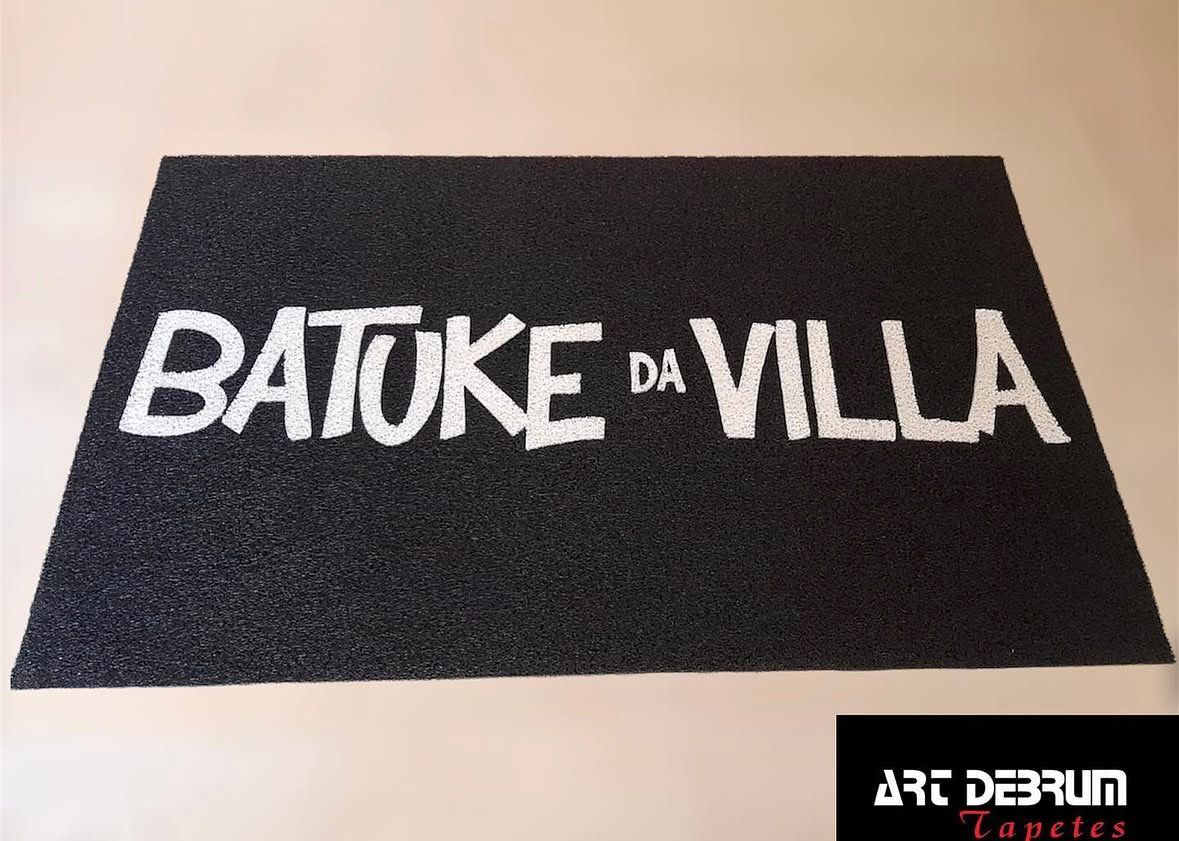 Tapete personalizado Batuke da Villa em preto com letras brancas